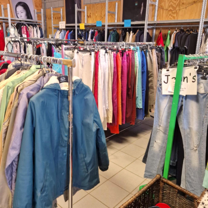 Intérieur de la partie vêtements du magasin