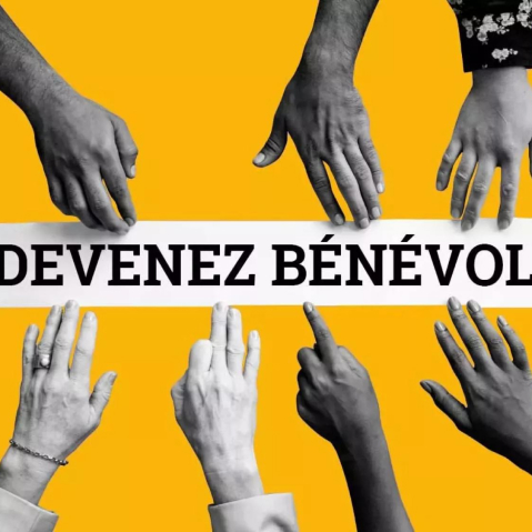 Plusieurs mains désignant une bannière avec l'inscription 'Devenez bénévole'