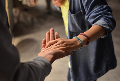 Tendre la main vers les autres